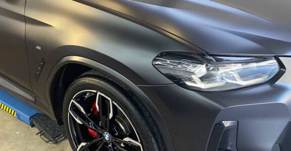 Protection de carrosserie voiture près de Cannes : comment éviter les traces et les rayures